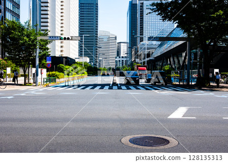 Shinjuku Subcenter Summer sunlight and intersection 2025.06 a-2 High saturation contrast Shinjuku Subcenter Summer sunlight and intersection 2025.06 a-2 High saturation contrast 128135313