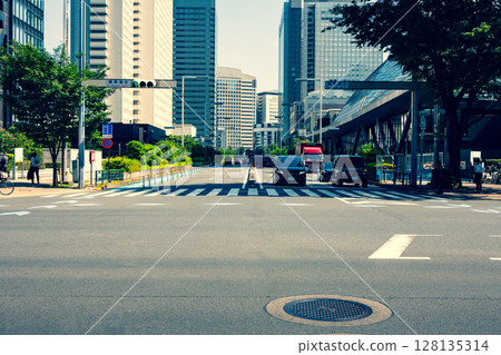 Shinjuku Subcenter Summer sunlight and intersection 2025.06 a-3 Warm and cool colors Shinjuku Subcenter Summer sunlight and intersection 2025.06 a-3 Warm and cool colors 128135314