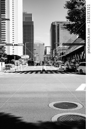 新宿副中心 夏日陽光與十字路口 2025.06 b-5 單色 128135321