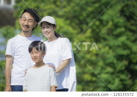 Outdoor family, elementary school students 128135572