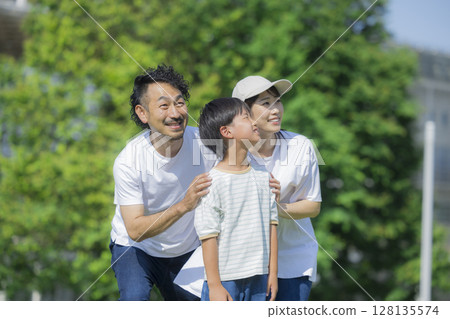 Outdoor family, elementary school students 128135574