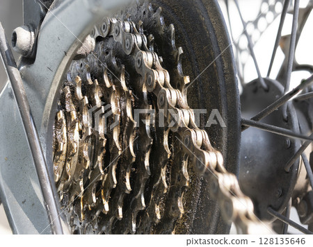 自行車鏈輪和鏈條沾滿油污和泥土 自行車鏈輪和鏈條沾滿油污和泥土 128135646