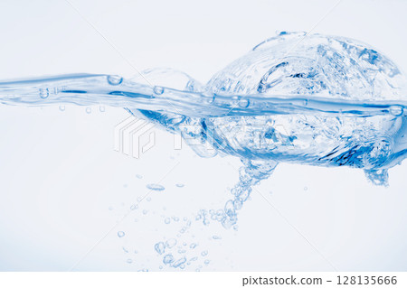 白色背景上，許多氣泡漂浮在水中。 128135666