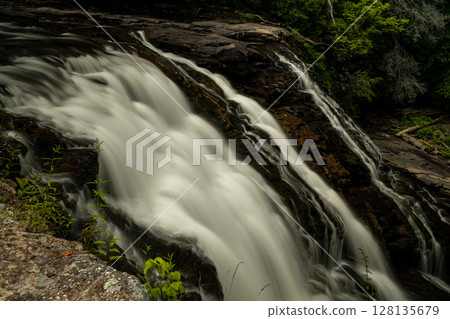 Hiryuotoshi Waterfall shines in the fresh greenery 128135679