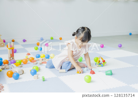 Children playing indoors 128135714