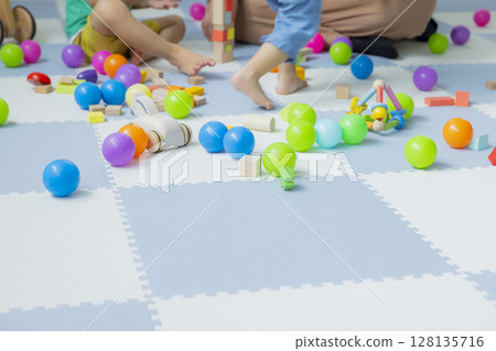 孩子們在室內玩 孩子們在室內玩 128135716