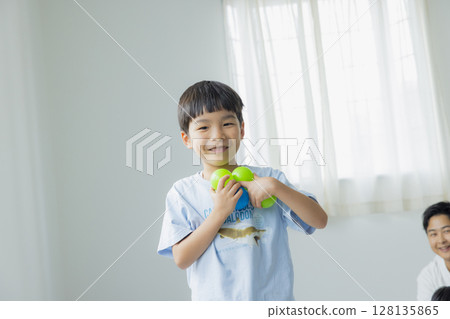 孩子們在室內玩 128135865