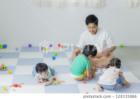 孩子們在室內玩 孩子們在室內玩 128135866