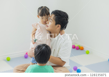 Children playing indoors 128135871