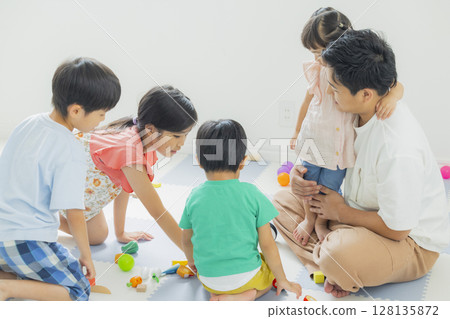 孩子們在室內玩 128135872