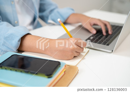 Teenage use laptop and mobile phone search data online to online learning university education. 128136003