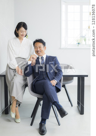 總統和他的妻子的合影 128136078