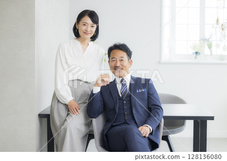 總統和他的妻子的合影 128136080