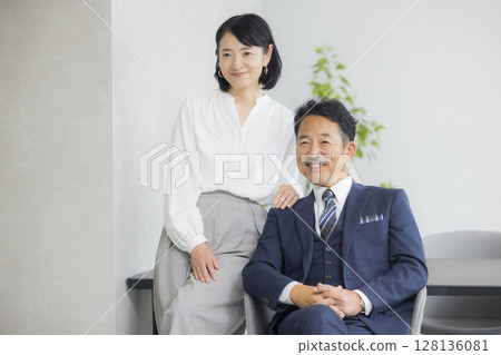 Image of the president and his wife Image of the president and his wife 128136081