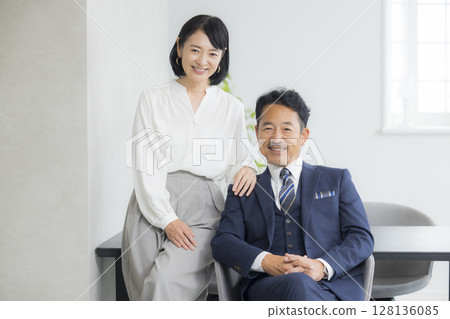 總統和他的妻子的合影 128136085