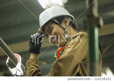 身穿全套安全帶的男性工人 128136201
