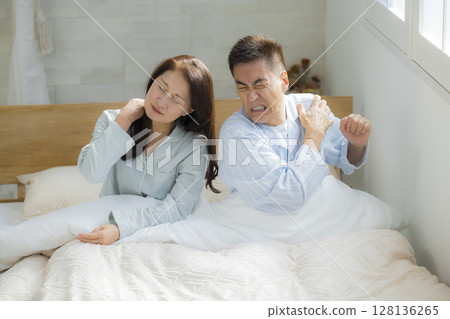 身體狀況不佳的老年夫婦醒來 128136265