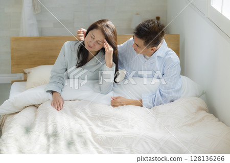 身體狀況不佳的老年夫婦醒來 身體狀況不佳的老年夫婦醒來 128136266