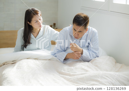 身體狀況不佳的老年夫婦醒來 128136269