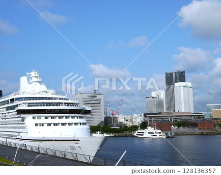 豪華班輪將停泊在Osanbashi 豪華班輪將停泊在Osanbashi 128136357