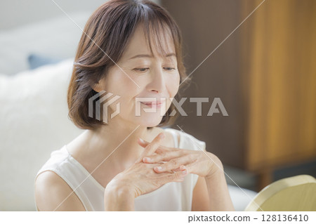 Senior woman, beauty image 128136410