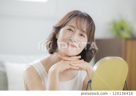 Senior woman, beauty image 128136418