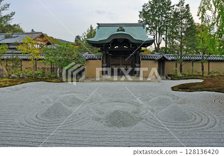 Kyoto: Kodaiji Temple, the family temple of Toyotomi Hideyoshi's wife, and the front garden and Imperial Gate 128136420