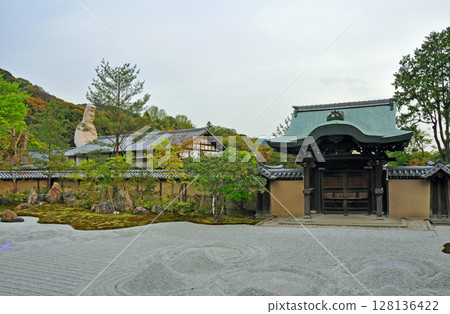 京都:高台寺,豐臣秀吉妻子的廟宇,以及前花園和皇門 京都:高台寺,豐臣秀吉妻子的廟宇,以及前花園和皇門 128136422