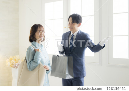 男禮賓員指引方向 128136431