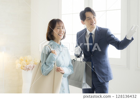 Male concierge giving directions Male concierge giving directions 128136432