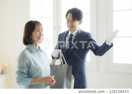 Male concierge giving directions 128136433