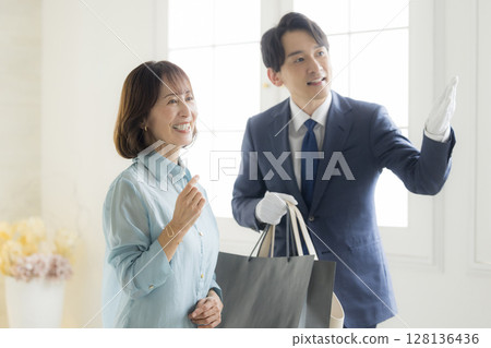 男禮賓員指引方向 128136436