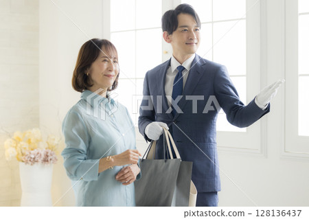 男禮賓員指引方向 128136437