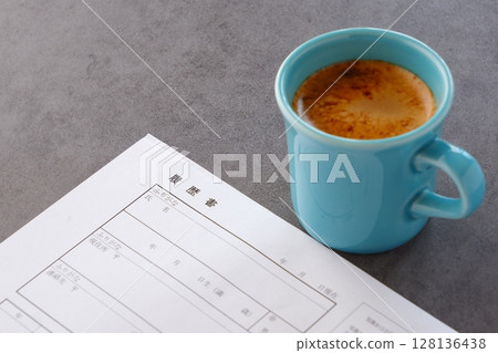 求職者一邊喝咖啡一邊準備履歷的圖片 128136438