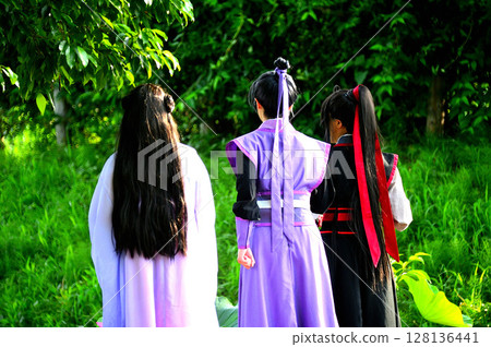 夏日森林裡拍照的女性角色扮演者 夏日森林裡拍照的女性角色扮演者 128136441