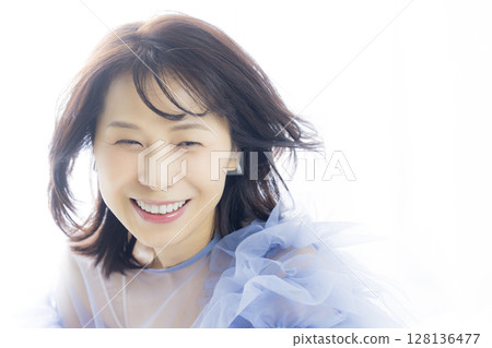 美麗的中年婦女 美麗的中年婦女 128136477