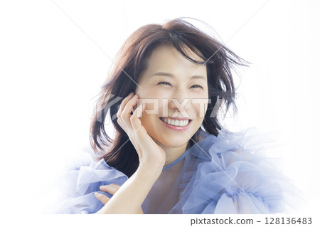 美麗的中年婦女 128136483