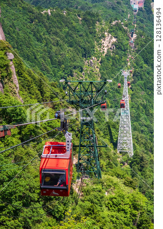 夏季的御在所索道“從山上公園站眺望山峰的紅色纜車排” 128136494