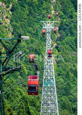 夏季的御在所索道“從山上公園站眺望山峰的紅色纜車排” 夏季的御在所索道“從山上公園站眺望山峰的紅色纜車排” 128136496