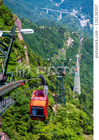 Gozaisho Ropeway in summer "A row of red gondolas overlooking the mountain from Yamagami Park Station" Gozaisho Ropeway in summer "A row of red gondolas overlooking the mountain from Yamagami Park Station" 128136507