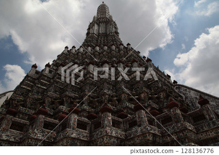 A magnificent and majestic building that reaches to the heavens A magnificent and majestic building that reaches to the heavens 128136776