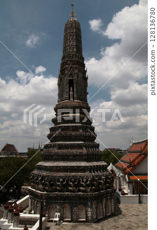 A magnificent and majestic building that reaches to the heavens 128136780