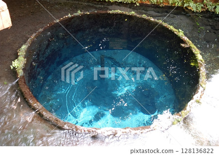 湧出的泉水 128136822