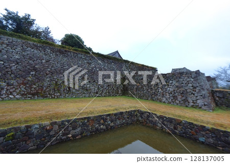 Stone walls and moat viewed from Sannomaru Square at Sasayama Castle (Tamba Sasayama City, Hyogo Prefecture) 128137005