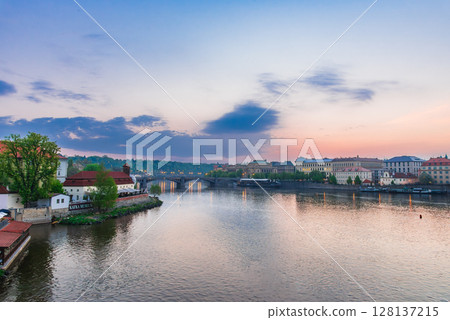 布拉格，從查理大橋上看到伏爾塔瓦河的黎明 128137215