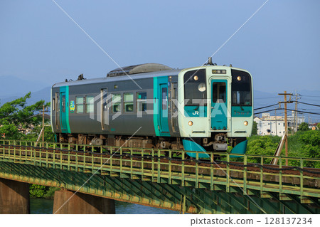 穿越舊吉野川的1500系列柴油列車（JR四國） 128137234