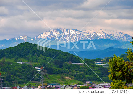 View of the Asahi mountain range from the Niodozaka Observatory at Jionji Temple, a national historic site in Sagae, Yamagata Prefecture View of the Asahi mountain range from the Niodozaka Observatory at Jionji Temple, a national historic site in Sagae, Yamagata Prefecture 128137444