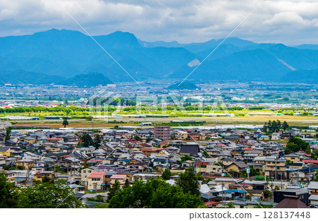 山形縣寒河江市長岡山市寒河江町公園，從瞭望廣場俯瞰街景 128137448