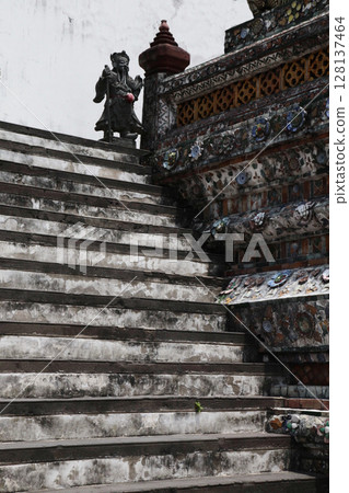 A magnificent and majestic building that reaches to the heavens 128137464