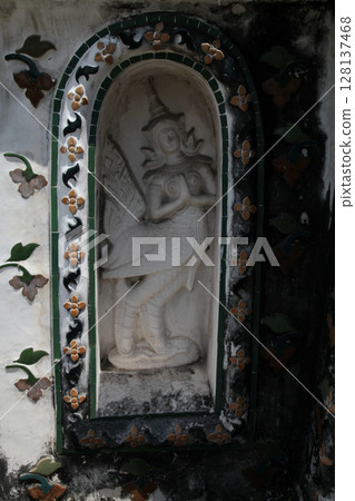 A magnificent and majestic building that reaches to the heavens 128137468